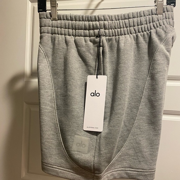 ALO Yoga make waves Athletic Heather Gray Shorts

7 inch inseam/ size XS - Picture 2 of 4